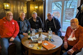 Europapokal-Jubiläum in Zwickau: Zum Abschluss kommen im Vereinsheim des FSV Zwickau die Fans zu Wort - Klaus Gagsch, Jürgen Naumann, Peter Rückschloß, Joachim Wilde und Steffen Junghans (von links) verfolgten die Europapokalsaison 1975/76 hautnah und teilten am Dienstagabend im FSV-Vereinsheim Alois ihre Erinnerungen.