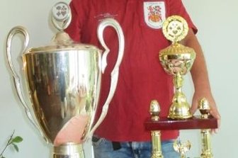 Europas Bester hat noch Appetit auf Skat - Ingolf Münch präsentierte 2019 Stolz die Siegerpokale von der Deutschen Meisterschaften 2019 und 1994.