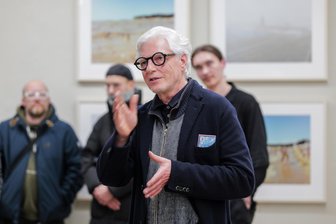 Europas Farbfotografie-Pionier stellt in Plauen aus - Zur Vernissage erklärte Joachim Brohm in der Plauener Galerie Forum K seine Fotos.