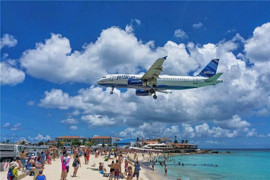 Europas karibisches Gesicht - Attraktion Maho Beach: Gleich dahinter beginnt die Landebahn, sodass die Jets hier schon extrem tief fliegen.