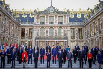 Europas Ringen um Einigkeit vor historischer Kulisse - Familienfoto auf Schloss Versailles: Frankreichs Präsident Emmanuel Macron (Mitte) empfängt die die Staats- und Regierungschefs der 27 EU-Länder sowie die Spitzen der EU zum Sondergipfel. 