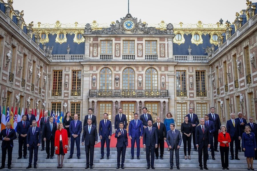 Europas Ringen um Einigkeit vor historischer Kulisse - Familienfoto auf Schloss Versailles: Frankreichs Präsident Emmanuel Macron (Mitte) empfängt die die Staats- und Regierungschefs der 27 EU-Länder sowie die Spitzen der EU zum Sondergipfel. 