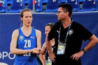 Europaspiele: Bronze und Lob vom Bundestrainer für Nele Kurzke - Beachhandball-Bundestrainer Alexander Novakovic (rechts) attestierte Nele Kurzke (links) eine gute Leistung bei ihrem Debüt im Sand. Foto: Imago