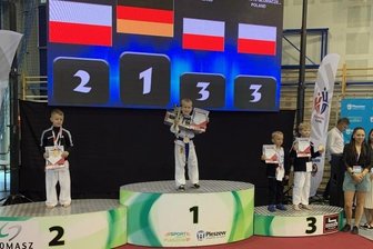 Europaweit auf Medaillenjagd - Bei den "7. Central Poland Open" sicherte sich der Amtsberger Endre Gabor Gombos-Vajna in der U 8 Gold vor drei polnischen Kämpfern.