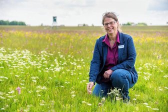 "Europaweit einmalig": So will das Erzgebirge seine typischen Bergwiesen erhalten - Annette Hübner, Projektleiterin des Naturschutzgroßprojektes "Lebensräume verbinden" im Erzgebirgskreis in einer Bergwiese des Marienberger Ortsteils Satzung. 