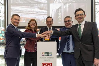 Europaweit einmalig: Wie im Erzgebirge am Bahnfahren der Zukunft geforscht wird - Haben das neue Testfeld am Donnerstag in Annaberg-Buchholz mit dem symbolischen Knopfdruck in Betrieb genommen: Ministerpräsident Michael Kretschmer (CDU), DB-Vorständin Daniela Gerd tom Markotten, Bundesverkehrsminister Volker Wissing (FDP), Annabergs OB Rolf Schmidt und TU-Chemnitz-Rektor Gerd Strohmeier (von links).