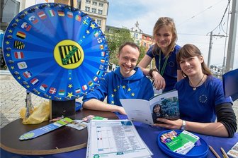 "Europe Direct Vogtland": Mehr Europa für das Vogtland - Hannes Lauter von "Europe Direct Leipzig" sowie Christina Schmidt und Kristin Gerhardt von "Europe Direct Vogtland" stellen ihre Arbeit vor. Besonders die Jugend soll für Europa interessiert werden.