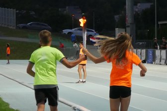 European Kids Athletic Games: Junge Leichtathleten aus dem Erzgebirge erleben in Tschechien Olympia-Flair - Das Tragen der Fackel war ein unbeschreiblicher Moment.