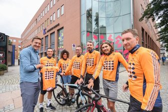 European Peace Ride: Anspruchsvolles Üben für 2025 - Ex-Radprofi Marcus Burghardt zeigt gemeinsam mit den Organisatoren Jens Olowek, Manja Seemann, Kai Winkler, Hagen Schatze, Anton Albrecht und Steffen Ullbricht (von links) das Trikot der diesjährigen Tour. 