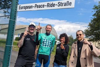 European Peace Ride: Die Friedensfahrt endet auf eigener Straße - Chemnitz hat eine neue Straße: Am Eissportzentrum, wo die Fahrer des European Peace Ride am 15. September ankommen, haben Kai Winkler, Hagen Schanze, Manja Seemann und Alexander Kovalenko (von links) gleich mal ein Schild mit dem Namen für den Zufahrtsweg aufgestellt.