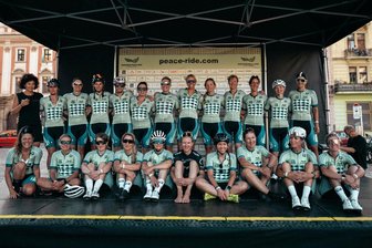 European Peace Ride: Die Friedensfahrt wird weiblicher - Frauenpower: Projektleiterin Manja Seemann (hinten links) und ein Großteil der Teilnehmerinnen des European Peace Ride 2023.