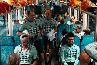 European Peace Ride: Erste Etappe ist geschafft - Ein kompletter Zugwaggon der Erzgebirgsbahn war am frühen Freitagmorgen am Chemnitzer Hauptbahnhof mit Teilnehmern des European Peace Ride gefüllt.