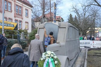 Euthanasie-Denkmal „Graue Busse“ erstmals in Chemnitz zu sehen - Das Denkmal „Graue Busse“ steht vor dem Eingang zum SFZ Förderzentrum an der Flemmingstraße. Das 70 Tonnen schwere Beton-Monument ist begehbar. Zur Eröffnung am Montag legten Politiker und Gäste in Erinnerung an die Opfer des Nationalsozialismus Blumen nieder.