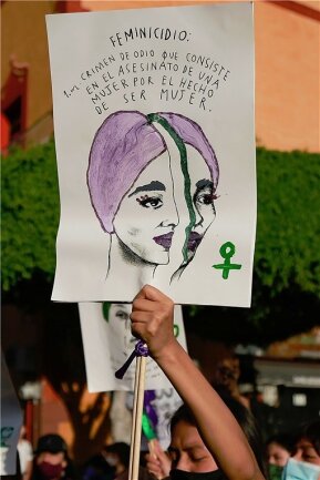 Eva, und Adam: Bücher für ein Miteinander der Geschlechter - Für Frauenrechte und gegen Hass auf Frauen wird weltweit demonstriert, wie hier am 8. März dieses Jahres in Mexiko. Die Lebenswirklichkeit von Frauen ist auch Thema zahlreicher Bücher.