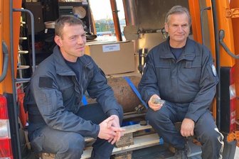 Evakuierung in Chemnitz: Die Bombe ist entschärft - Sprengmeister Jörg Lange (rechts) mit Zünder in der Hand, neben ihm Kai Petrich, Sprengmeister in Ausbildung. 
