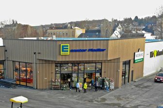 Evakuierung in Crimmitschau: Feuerwehr rückt zum neuen Edeka-Center aus - Das neue Edeka-Center in Crimmitschau musste am Donnerstag wegen Feueralarms geräumt werden.