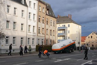 Evakuierung wegen Explosionsgefahr: Reichenbacher Straße in Zwickau bis abends gesperrt - Polizisten halfen bei der Evakuierung. Hinten sieht man die verloren gegangene Ladung, die erst bei der Bergung gefährlich wurde.