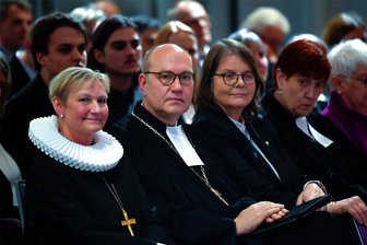 Evangelische Diakonie will überzeugte AfD-Mitglieder jetzt rauswerfen - Rüdiger Schuch ist erst seit dem vergangenen Februar Präsident der Diakonie Deutschland. Bei einem Gottesdienst in Berlin führte Bischöfin Kirsten Fehrs (li.), amtierende Ratsvorsitzende der Evangelischen Kirche in Deutschland, Schuch (Mitte) offiziell in sein neues Amt ein.