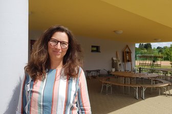 Evangelische Grundschule in Oelsnitz: Bauprojekt zum Jubiläum - Mandy Günnel ist Leiterin der Grundschule. Am Standort des Fotos entstehen drei zusätzliche Räume.