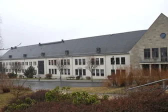 Evangelische Oberschule will neu bauen: Zweiter Anlauf für größere Außenstelle im oberen Vogtland - Die Schule von Bad Elster: Derzeit befinden sich die Grundschule und die Außenstelle der Evangelischen Oberschule unter einem Dach.
