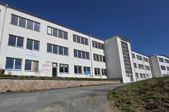 Evangelische Oberschule zieht ins frühere Musima-Gebäude: Stadtrat Markneukirchen gibt klare Regeln vor - Die einzügige Evangelische Oberschule zieht in das frühere Musima-Industriegebäude an der B 283 in Markneukirchen. Die Vereinbarung zwischen Stadt und Betreiberverein steht.