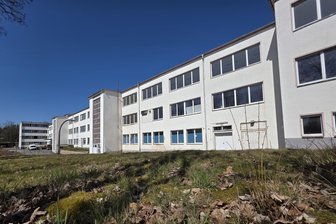 Evangelische Oberschule zieht von Bad Elster nach Markneukirchen - Das frühere Musima-Industriegebäude in Markneukirchen wird zum Schulgebäude der Evangelischen Oberschule.
