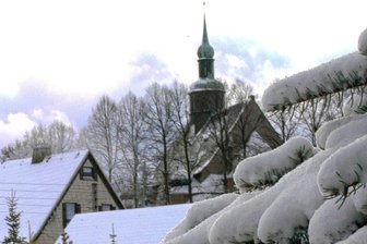 Evangelischer Arbeitskreis der CDU Erzgebirge lädt zu Kirchenführung in Crottendorf - Die 1654 erbaute Heilige Dreifaltigkeitskirche in Crottendorf.