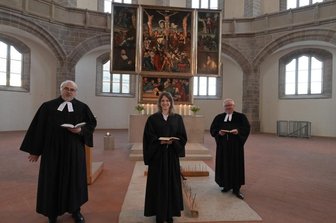 Evangelischer Gottesdienst kommt ins Wohnzimmer - Superintendent Dieter Bankmann, Diakonin Annegret Pilz und Schneebergs Pfarrer Frank Meinel (v.li.) und Kantor Alexander Ploß (nicht im Bild) bringen Predigt, Gebete und Orgelmusik in die Wohnzimmer der Erzgebirgler.
