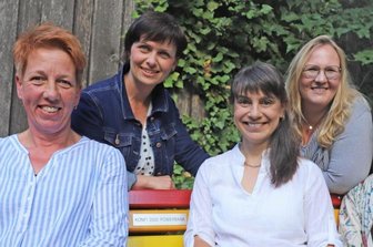 "Evas" geben Mut und Kraft - "Evas" unter sich: Daniela Gneuß, Antje Bauch, Katja Haase, Katrin Martin und Linda Meusel (v. l.) im Garten der Jakobi-Kirche in Freiberg.