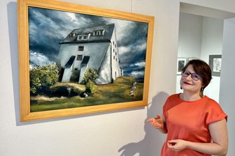 Event der Freilichtkunst: Schlossgalerie zeigt Ergebnisse des Wildenfelser Pleinairs - Dorothea Landrock-List vor einer Ansicht von Schloss Wildenfels, gemalt von Annett Beier.