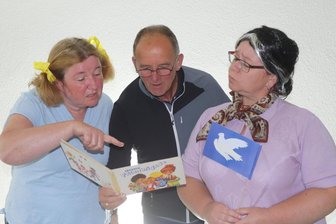 Event im Erzgebirge verspricht Musik, Geschichte und Sketch - Irene Schalling, Peter Messig und Kerstin Jonas (v. l.) bei den Vorbereitungen zum „Herlder Dorfohmd“.
