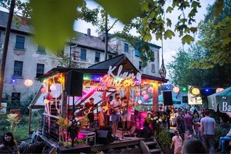 Events am Wochenende im Vogtland: Feste, Livemusik und Kultur - Das Kurzfilm- und Musikfestival „KlangGarten“ findet am Samstag in den Gärten der Weberhäuser in Plauen statt.