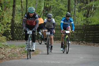 „Everesting“ auf den Rochlitzer Berg: Radsportler nehmen Anstieg 80-mal in Angriff - Radsportler am Samstag beim "Everesting".
