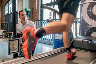 Evolution Laufen - oder welchen Schuh Du wirklich brauchst - Lauftechnikanalyse bei Spoorth in Chemnitz. Im Bild Sebastian Siegert, Sportwissenschaftler bei der Lauftechnikanalyse eines Läufers auf dem Laufband.