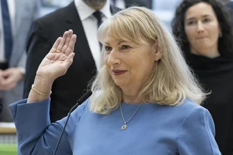 Ewige Suche nach dem Dreck am Stecken: Hat Ossi-Versteherin Petra Köpping etwas zu verbergen? - Nichts als die Wahrheit? Petra Köpping (SPD) bei ihrer Vereidigung als Sachsens Sozialministerin im Dezember 2024.