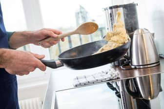 Ewigkeitschemikalien: Wo sie stecken und wie man sie meidet - Potenziell gesundheitsschädlich: PFAS werden in Antihaft-Beschichtungen eingesetzt, weil sie eher hitzebeständig, fett- und wasserabweisend sind.