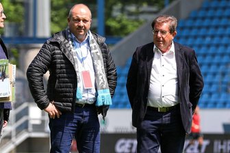 Ex-Aufsichtsratschef des Chemnitzer FC: Bei welchem Verein Knut Müller jetzt Schatzmeister werden möchte - Im Mai 2023 war Knut Müller (links) noch als Aufsichtsratschef beim Chemnitzer FC aktiv. Das Bild zeigt ihn mit dem damaligen stellvertretenden CFC-Vorsitzenden Siegfried Rümmler. Wenig später hatten beide ihre Ämter beim CFC niedergelegt.