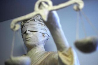 Ex-Autohändler streitet vor Gericht Steuerbetrug ab -