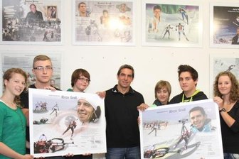 Ex-Biathlet Ricco Groß in Mittelschule Breitenbrunn verewigt - Vor der Wand mit den Sportlerporträts präsentieren Lehrerin Cornelia Bach, Astrid Riedel, Florian Schenk, Anne Unger, Ricco Groß, Patricia Kern, Hans Schneider, Dominique Schmidt und Design-Experte Andreas Kircheiß (v. l.) die Bildkombinationen, die am Montag als Zugänge hinzukamen.