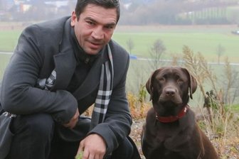 Ex-Boxweltmeister Markus Beyer aus Schwarzenberg im Interview - <p class="artikelinhalt">Markus Beyer mit seiner Labrador-Hündin Cookie nahe Bermsgrün. Der Ex-Weltmeister streift mit ihr oft durch die Erzgebirgswälder.</p>