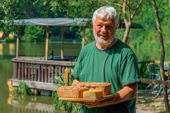 Ex-Bürgermeister von Reichenbach: Dieter Käppel wird zum Bäcker - Dieter Käppel bäckt seit neuestem Vollkornbrot aus Roggenschrot. Das Ansetzen des Sauerteiges erfordert Geschick, Geduld und Zeit.