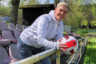 Ex-Bundesligafußballerin hält in gleich zwei Vereinen zur Stange - Abteilungsleiterin, Stürmerin und Mutter: Sandra Eckelmann meisterte den Spagat zwischen ihren Tätigkeiten beim FC Erzgebirge Aue und dem ESV Eintracht Thum-Herold mit Bravour. In dieser Saison gelangen der schnellen Angreiferin in der Landesklasse Süd/West bereits zehn Tore. 