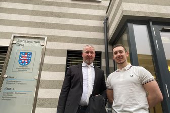 Ex-Bundeswehr-Soldat aus Plauen vor Gericht: Er hatte sich nicht gegen Corona impfen lassen wollen - Rechtsanwalt Göran Thoms (links) und Angeklagter Max-Dominik Windisch vor dem Amtsgericht Gera. Der Ex-Soldat aus Plauen musste sich wegen Gehorsamsverweigerung verantworten.