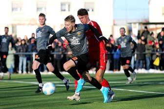 Ex-CFC-Kicker Max Roscher findet beim VfB Auerbach sein Lächeln wieder - Endlich wieder auf dem Platz: Im Testspiel gegen Rot-Weiß Erfurt lief Max Roscher (am Ball) erstmals im Trikot des VfB Auerbach auf.