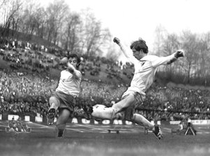 Ex-CFC- und Dynamo-Coach Christoph Franke wird 75: "Er tut nur noch, was ihm Spaß macht" - Drahtig und flink: FCK-Verteidiger Christoph Franke (rechts) stoppt im Oberligaspiel im April 1973 in Zwickau Andreas Reichelt. 