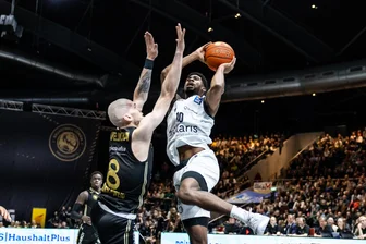 Ex-Chemnitzer legt den Finger in die Wunde der Niners Chemnitz - Arnas Velicka (links), in der Saison 2022/2023 bei den Niners, machte ein ganz starkes Spiel für die Löwen Braunschweig. Auf der anderen Seite fiel den Kreativspielern wie Victor Bailey wenig ein, außer von außen zu werfen.