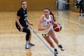 Ex-Chemnitzerin Nicole Brochlitz will sich bei ambitioniertem Basketball-Erstligisten durchsetzen - Nicole Brochlitz (rechts, hier gegen Chemcats-Neuzugang Erin Stroberg) gewann mit den Gisa Lions Halle das Testspiel gegen ihren alten Verein deutlich.