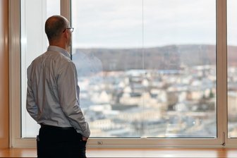 Ex-CWE-Chef Sören Uhle im Interview: "Chemnitz hat immer Angst vorm Scheitern" - "Meine Rolle war das Erobern. Jetzt kann ich wunderbar loslassen": Sören Uhle im Panorama-Café des Dorint Hotels.