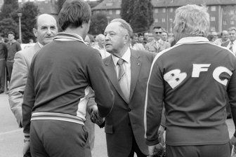 Ex-DDR-Fußballer vom BFC in Chemnitz: Flucht im Trainingsanzug und Mielkes langer Arm - Stasi-Chef Erich Mielke gratuliert den Spielern des BFC zu einem Meistertitel.