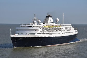 Ex-DDR-Kreuzfahrtschiff wird versteigert: Wer schnappt sich die „Astoria“? - März 2017: Die MS "Astoria" an der Themsemündung zur Nordsee.